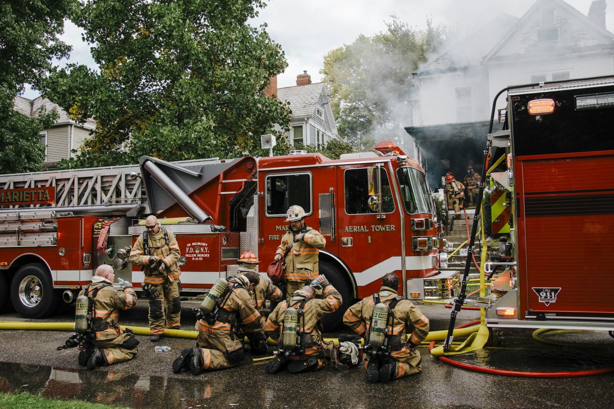 Des sapeurs-pompiers devant leur camion