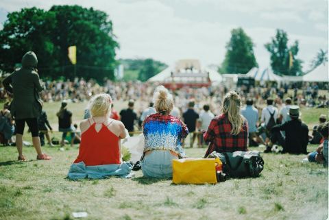 Public sur l'herbe