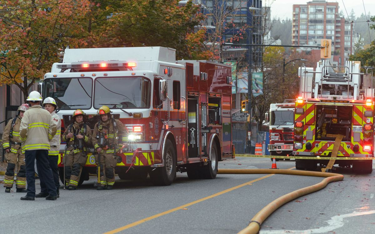 Équipe de pompiers devant le camion