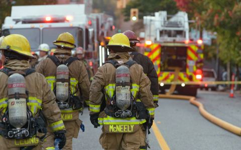 Pompiers marchant dans la rue