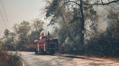 Camion rouge sur une route